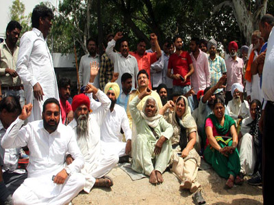 People protest against the state government at Moga civil hospital following the alleged molestation of a woman and her daughter on a bus. (JS Grewal/HT Photo)
