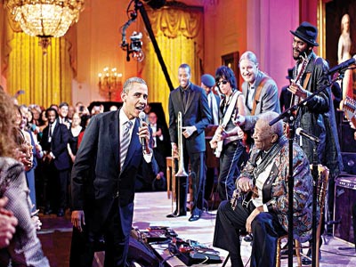 President Barack Obama and B.B. King singing Sweet Home Chicago on February 21, 2012