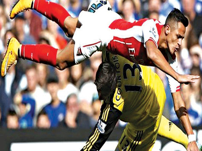 Chelsea’s goalkeeper, Thibaut Courtois, left the pitch with head injury after a collision with Arsenal’s Alexis Sanchez in their last EPL game, which Chelsea won 2-0 in October 2014. Inset: A confrontation between Wenger and Mourinho in that encounter. They will meet at Wembley Stadium tomorrow.