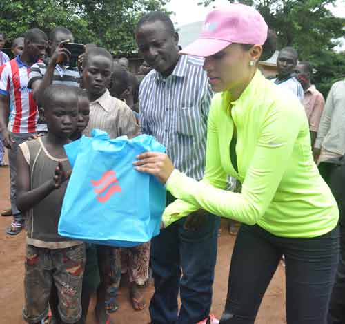 Mrs Iara Oshiomhole, wife of Edo State Governor, presents some items to Internally Displaced Persons at the IDP Camp in Uhogua, Benin City Edo State, during the Governor’s wife’s visit to the camp, on Friday