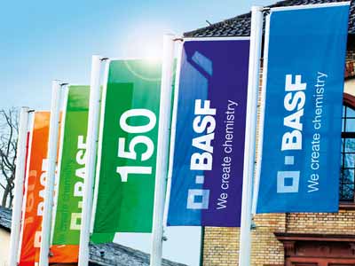 BASF_information_Jan-2015_Titelbild_Fahnen