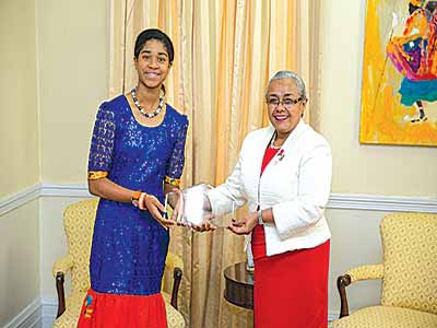  Zuriel presenting DUSUSU Award to Mrs. Kenyantta