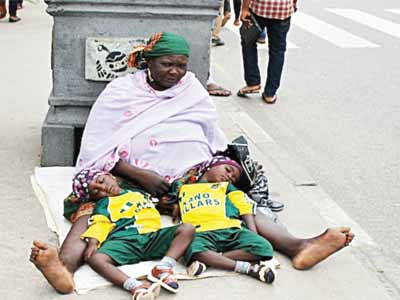 A mother begging with the kids PHOTO: AYODELE ADENIRAN