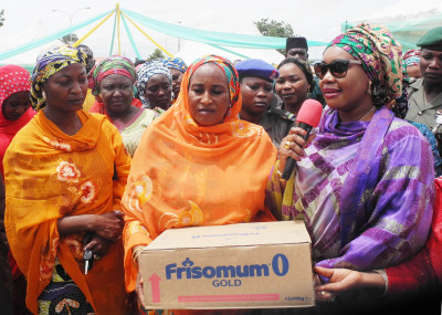 PIC.-1.-PRESIDENT’S-WIFE-DISTRIBUTES-MILK-SUPPLEMENT-TO-PREGNANT-WOMEN-IN-ADAMAWA
