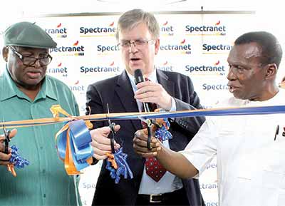 Former Nigeria’s Ambassador to Brazil, Patrick Dele Cole (left); Chief Executive Officer (CEO), Spectranet 4G LTE, David Venn and Chairman, Intercontinental Distillers Ltd, Ishmael Igbani, during the commissioning of Spectranet office and commercial launch of the firm’s brand in Port Harcourt… yesterday. 