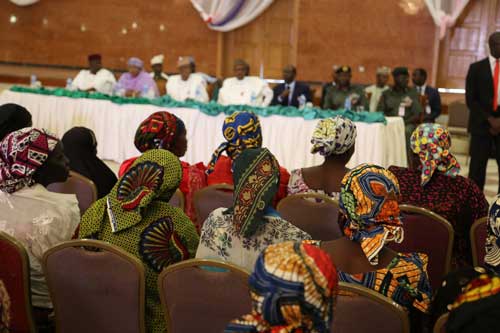 buhari-meet-with-chibok-girl-parent-1