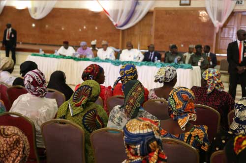 buhari-meet-with-chibok-girl-parent-4