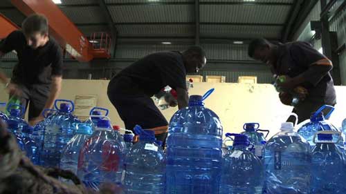 volunteer-send-water