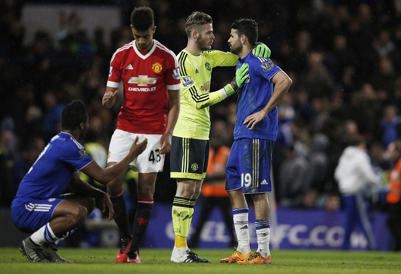 Manchester United's Spanish goalkeeper David de Gea (C) speaks with Chelsea's Brazilian-born Spanish striker Diego Costa after the English Premier League football match between Chelsea and Manchester United at Stamford Bridge in London on February 7, 2016. / AFP / ADRIAN DENNIS / RESTRICTED TO EDITORIAL USE. No use with unauthorized audio, video, data, fixture lists, club/league logos or 'live' services. Online in-match use limited to 75 images, no video emulation. No use in betting, games or single club/league/player publications.  /