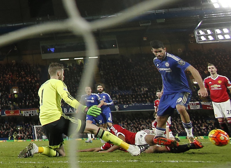 Chelsea's Brazilian-born Spanish striker Diego Costa (R) rounds Manchester United's Spanish goalkeeper David de Gea (L) to score during the English Premier League football match between Chelsea and Manchester United at Stamford Bridge in London on February 7, 2016. / AFP / ADRIAN DENNIS / RESTRICTED TO EDITORIAL USE. No use with unauthorized audio, video, data, fixture lists, club/league logos or 'live' services. Online in-match use limited to 75 images, no video emulation. No use in betting, games or single club/league/player publications.  /