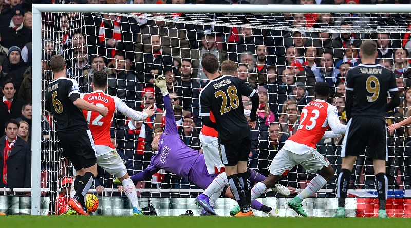 Arsenal's English striker Danny Welbeck (2R) scores his team's second goal during the English Premier League football match between Arsenal and Leicester at the Emirates Stadium in London on February 14, 2016. / AFP / GLYN KIRK / RESTRICTED TO EDITORIAL USE. No use with unauthorized audio, video, data, fixture lists, club/league logos or 'live' services. Online in-match use limited to 75 images, no video emulation. No use in betting, games or single club/league/player publications. /
