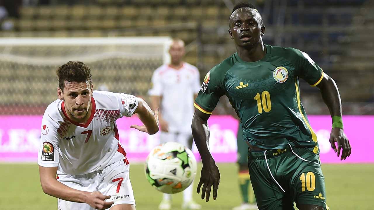 Tunisia's midfielder Youssef Msakni (L) challenges Senegal's forward Sadio Mane during the 2017 Africa Cup of Nations group B football match between Tunisia and Senegal in Franceville on January 15, 2017. KHALED DESOUKI / AFP