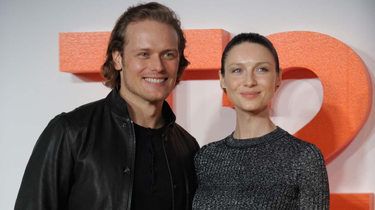 Irish actress and model Caitriona Balfe (R) poses with British actor Sam Heughan (L) on the red carpet arriving to attend the world premiere of the film T2 Trainspotting in Edinburgh on January 22, 2017. Andy Buchanan / AFP