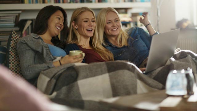 520609-hygge-friends-women-laughing-watching-stuff-on-laptop-afp-relax