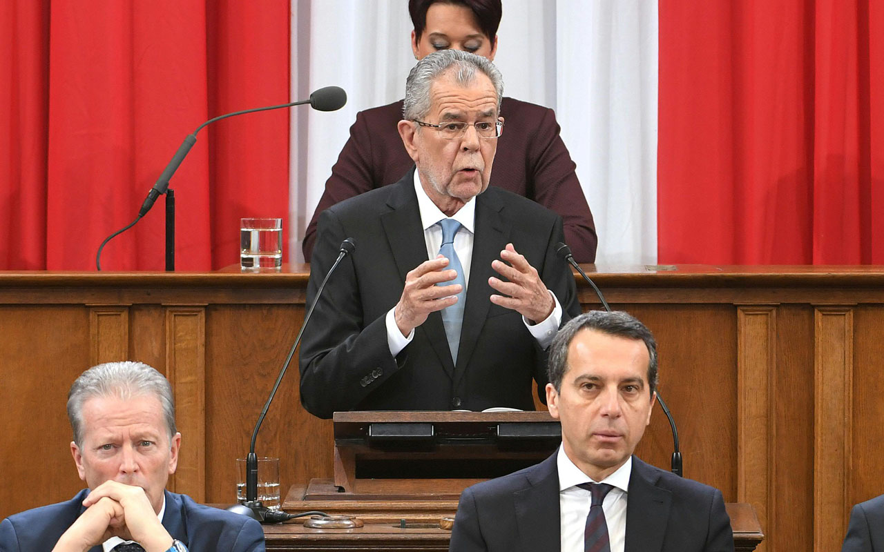 Austria's president Alexander Van der Bellen (C) speaks during the swearing-in ceremony, as Austrian Foreign Minister Sebastian Kurz (L), Austrian Vice Chancellor Reinhold Mitterlehner (2ndL) and Austrian chancellor Christian Kern (2ndR) listen during the federal assembly at the parliament in Vienna on January 26, 2017. Van der Bellen, 73, narrowly won a run-off against Norbert Hofer from the Freedom Party (FPOe) in May but the anti-immigration party got the result annulled due to procedural irregularities. / AFP PHOTO / APA / ROLAND SCHLAGER / Austria OUT