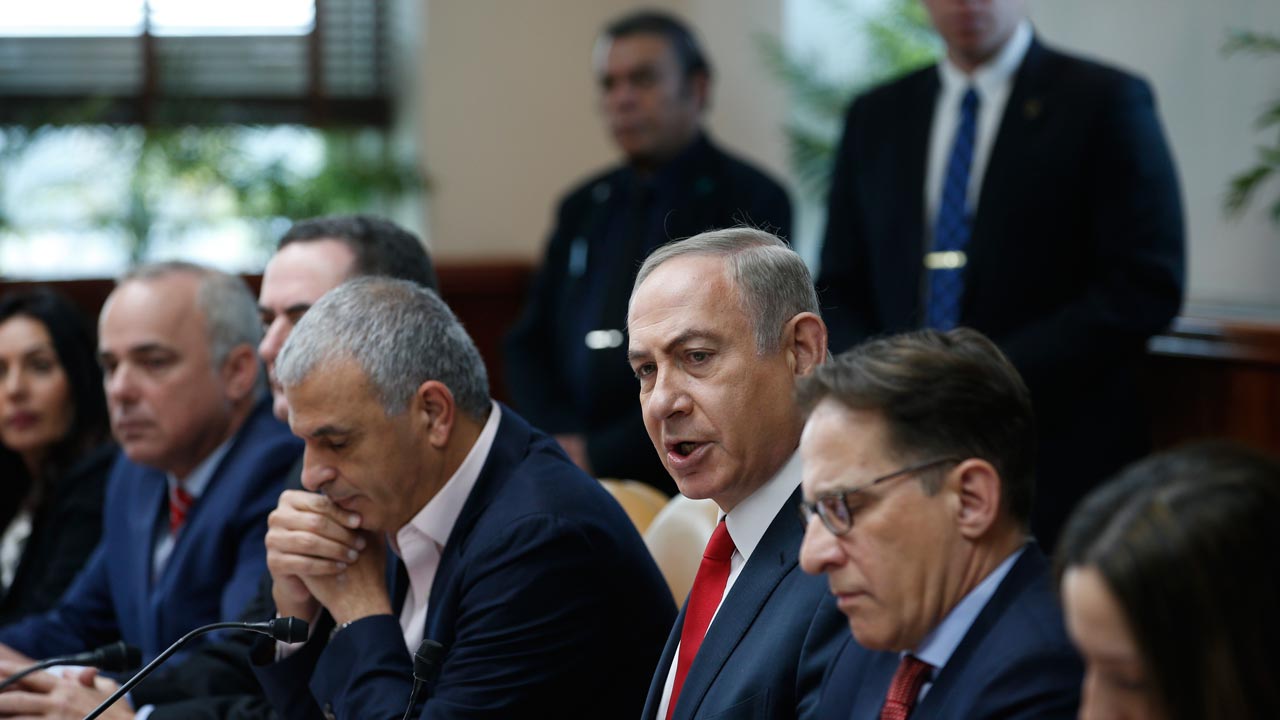 Israeli Prime Minister Benjamin Netanyahu (3rd R) attends the weekly cabinet meeting in Jerusalem on January 22, 2017. RONEN ZVULUN / POOL / AFP