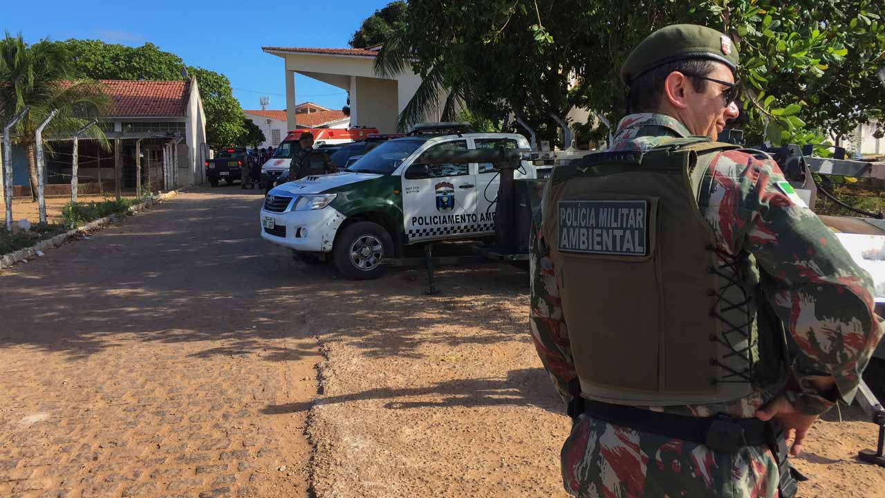 An agent of the Military Police stands guard at the Alcacuz Penitentiary Center near Natal, Rio Grande do Norte state, northeastern Brazil where a riot is thought to have killed more than 30 people, some of them beheaded on January 14, 2017. Officials said Sunday members of two separate drug gangs had come out of different parts of the prison and clashed violently.