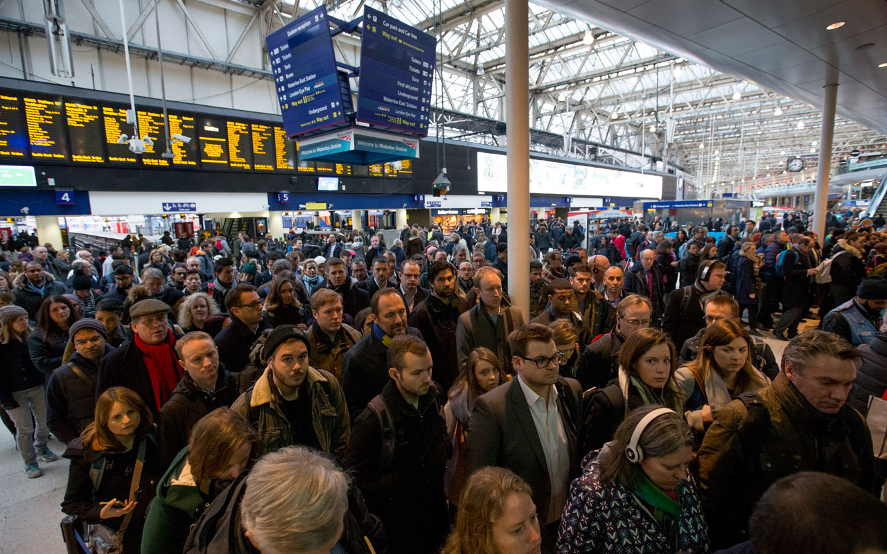 Commuters walk through London Waterloo station in London on January 10, 2017 after strike action by Southern Rail caused another morning of travel disruption in the British captial. Commuters heading into London were hit by another strike on Southern rail, which caused virtually all services between the southern English coast and the capital to be cancelled. The strike, which has the backing of opposition Labour leader Jeremy Corbyn, will continue into Wednesday and resume on Friday, while further action is also planned for three days later in the month. / AFP PHOTO / Daniel LEAL-OLIVAS