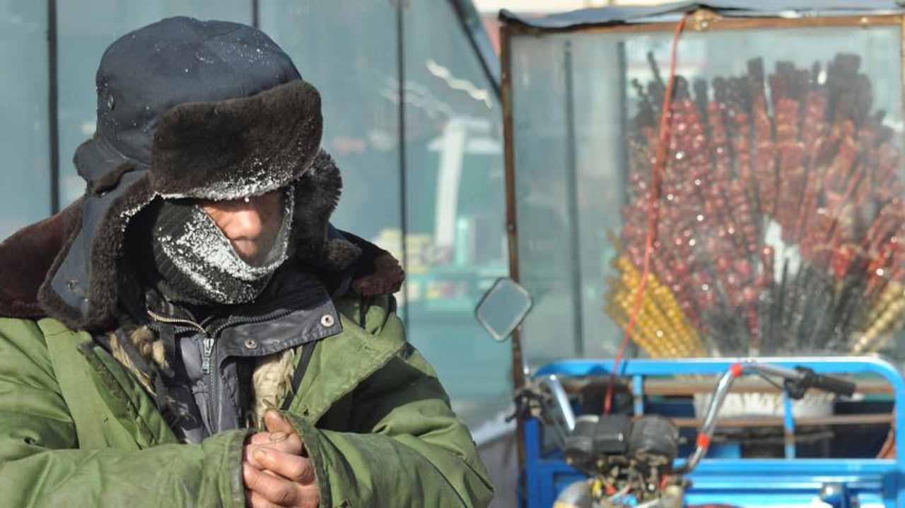 Ten people have died in two days in Poland in a snap cold wave that is expected to continue this weekend, the authorities said Saturday.