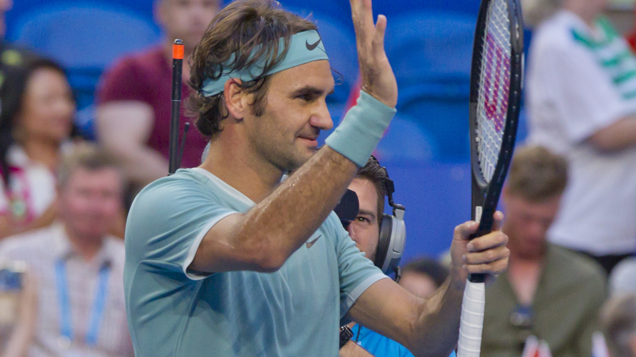 Roger Federer of Switzerland acknowledges the spectators after defeating Dan Evans of Britain in their fourth session men's singles match on day two of the Hopman Cup tennis tournament in Perth on January 2, 2017. / AFP PHOTO / TONY ASHBY