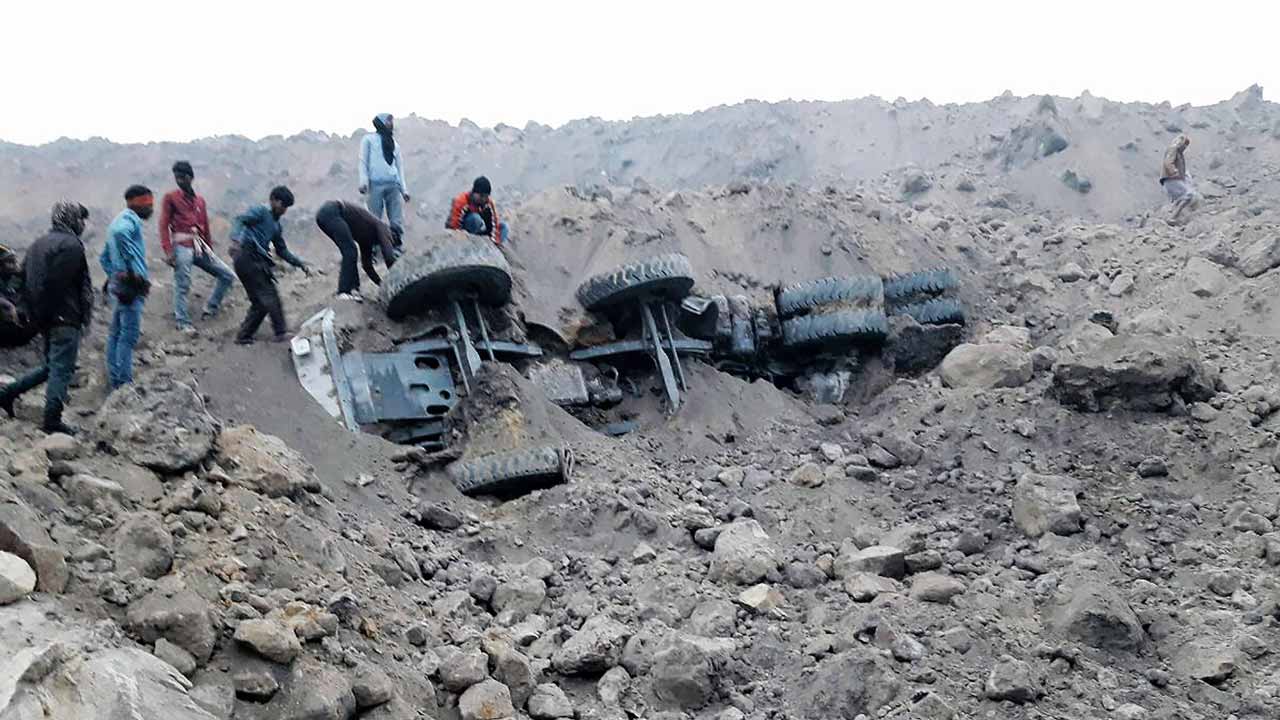 People gather near the site of a coal mine collapse near Lalmatia in Godda district, in eastern Jharkhand state on December 30, 2016. At least five workers were killed and scores more feared trapped on December 30 after a massive mound of earth caved in at a coal mine in eastern India. STRINGER / AFP