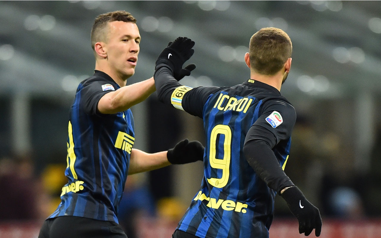 Inter Milan's forward from Argentina Mauro Icardi (R) celebrates with Inter Milan's forward from Croatia Ivan Perisic after scoring a goal during the Italian Serie A football match Inter Milan vs Chievo at "San Siro" stadium in Milan on January 14 , 2017. / AFP PHOTO / GIUSEPPE CACACE