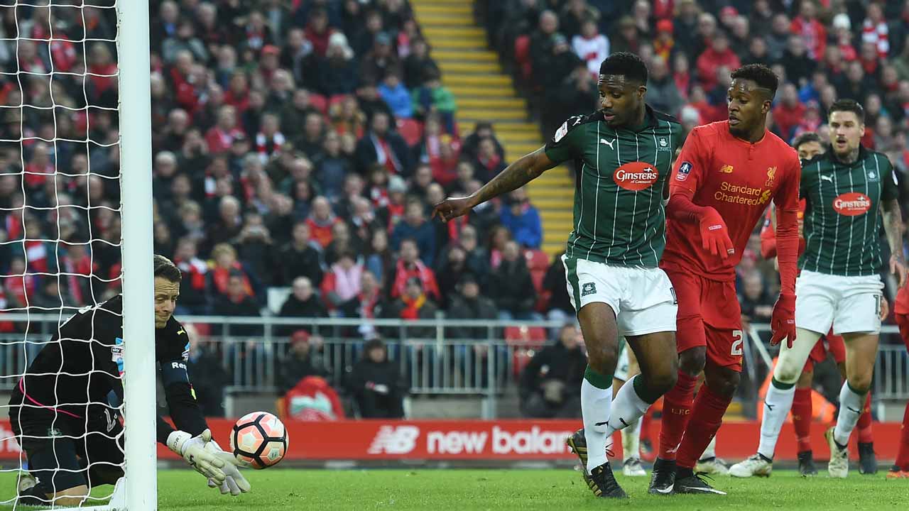 Plymouth's English goalkeeper Luke McCormick makes a late save during the English FA Cup third round football match between Liverpool and Plymouth Argyle at Anfield in Liverpool, north west England on January 8, 2017. The game finished 0-0. Paul ELLIS / AFP