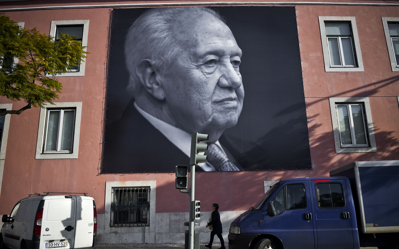 Mario Soares, widely seen as the father of Portugal's modern-day democracy, was a towering figure in the country's political scene who spearheaded its entry into the European Union. Soares, the founder of Portugal's Socialist party who died on January 7, 2017 at the age of 92, spent decades in politics, serving as foreign minister, prime minister and president as well as a European lawmaker./ AFP PHOTO / PATRICIA DE MELO MOREIRA