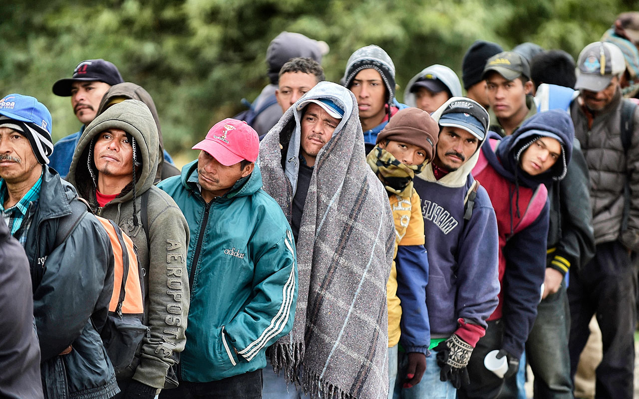 Migrants wait to receive food donated by people from the Community Center for Migrant Assistance in the community of Caborca in Sonora state, Mexico, on January 13, 2017. Hundreds of Central American and Mexican migrants attempt to cross the US border daily. / AFP PHOTO / ALFREDO ESTRELLA