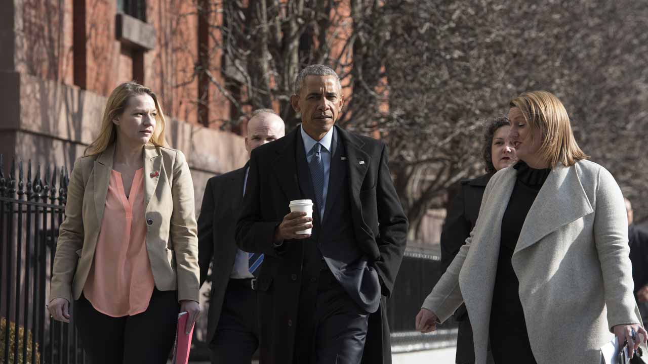 US President Barack Obama walks across Pennsylvania Avenue from the White House to Blair House for an interview with Vox’s Ezra Klein and Sarah Kliff on January 6, 2017 in Washington, DC. MANDEL NGAN / AFP