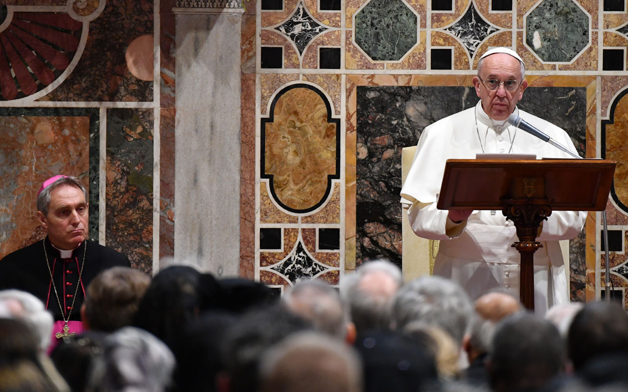 Pope Francis attends an audience with the Members of the Diplomatic Corps accredited to the Holy See for the traditional exchange of New Year greetings on January 9, 2017 in Vatican. / AFP PHOTO / POOL / Alberto PIZZOLI