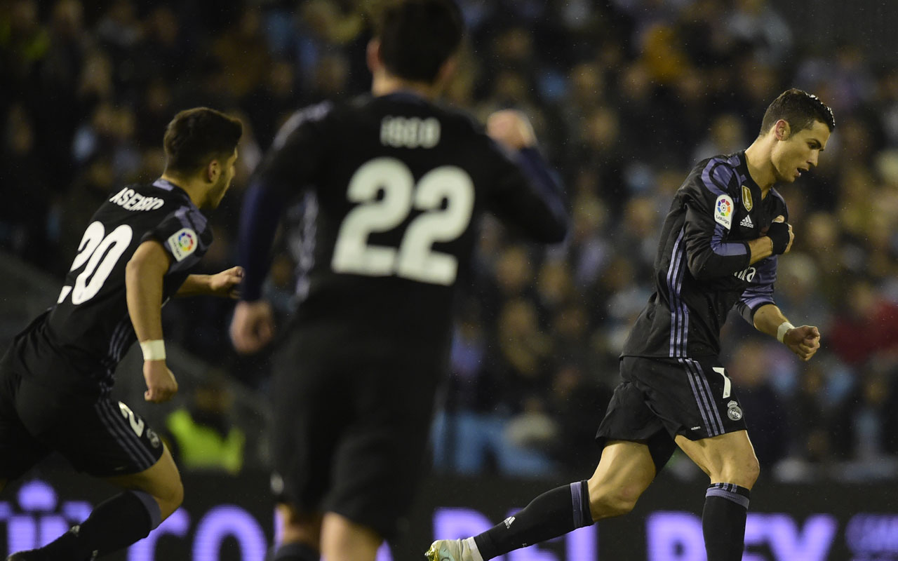 Real Madrid's Portuguese forward Cristiano Ronaldo (R) celebrates after scoring during the Spanish Copa del Rey (King's Cup) quarter final second leg football match RC Celta de Vigo vs Real Madrid CF RC Celta de Vigo on January 25, 2017. / AFP PHOTO / MIGUEL RIOPA