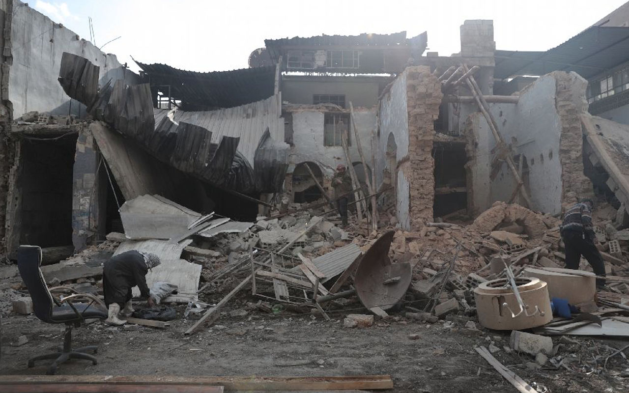 Syrian men inspect the rubble of a destroyed house in the rebel-held town of Douma, on the eastern outskirts of Damascus, on December 30, 2016 (AFP Photo/Abd Doumany)