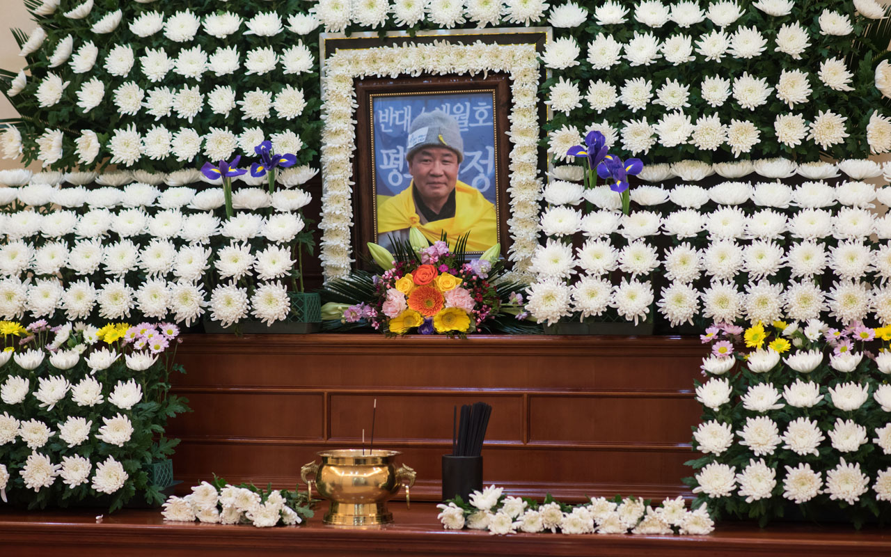 An altar to buddhist monk Jung Won is displayed at a hospital in Seoul on January 10, 2017. A South Korean Buddhist monk who set himself on fire in protest against the impeached President Park Geun-Hye has died, officials said. The monk, 64, set himself alight on January 7 in central Seoul, where hundreds of thousands held a massive rally for the 11th week to demand Park's immediate removal. / AFP PHOTO / Ed JONES