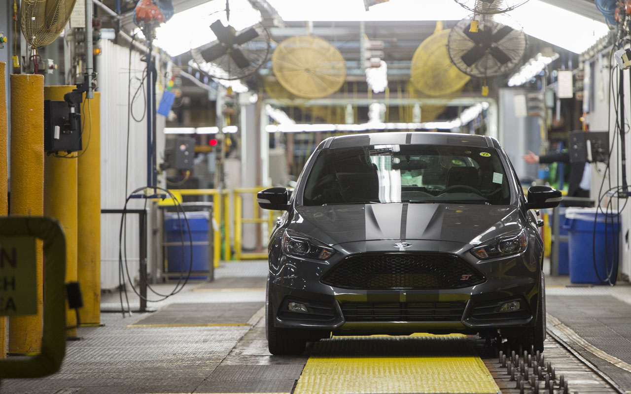 (FILES) This file photo taken on January 7, 2015 shows a lineup of Ford Focus vehicles seen on an assembly line at the Ford Michigan Assembly Plant in Wayne, Michigan. Ford announced on January 3, 2017 it is canceling plans to build a $1.6 billion plant in Mexico and instead will boost US production of electric vehicles."Ford today announced it is canceling plans for the new plant in San Luis Potosi, Mexico," the company said in a statement. / AFP PHOTO / SAUL LOEB