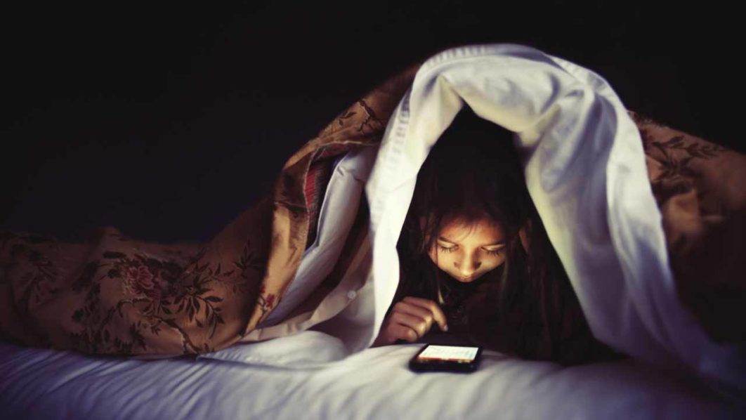 o-kid-phone-sleep-facebook