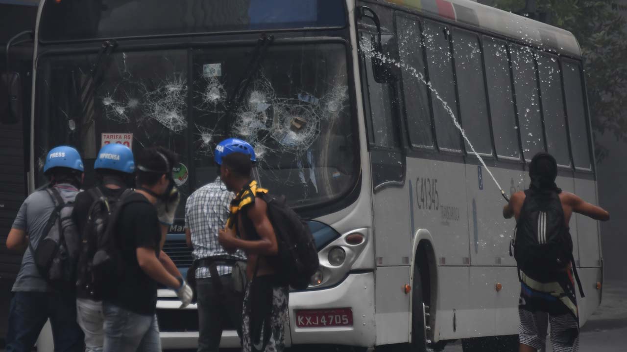 Civil servants protesting against austerity measures in front of the Rio de Janeiro State Legislative Assembly clash with riot police, in Rio de Janeiro, brazil, on February 1, 2017. VANDERLEI ALMEIDA / AFP