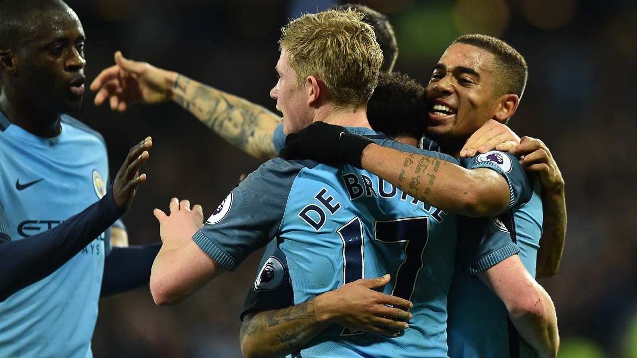 Manchester City's Brazilian striker Gabriel Jesus (R) celebrates scoring his team's third goal with Manchester City's Belgian midfielder Kevin De Bruyne during the English Premier League football match between West Ham United and Manchester City at The London Stadium, in east London on February 1, 2017. Glyn KIRK / AFP