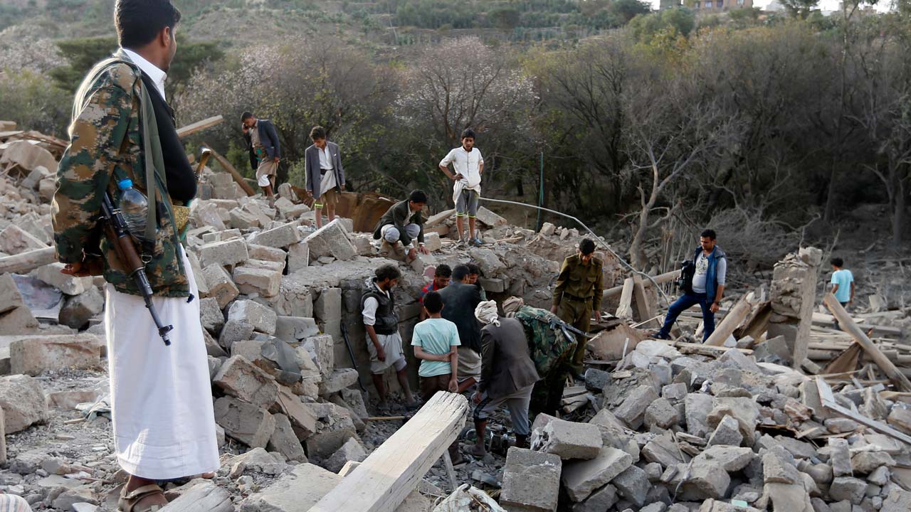 Yemenis search under the rubble of damaged houses following reported Saudi-led coalition air strikes on the outskirts of the Yemeni capital Sanaa on February 1, 2017. Mohammed HUWAIS / AFP