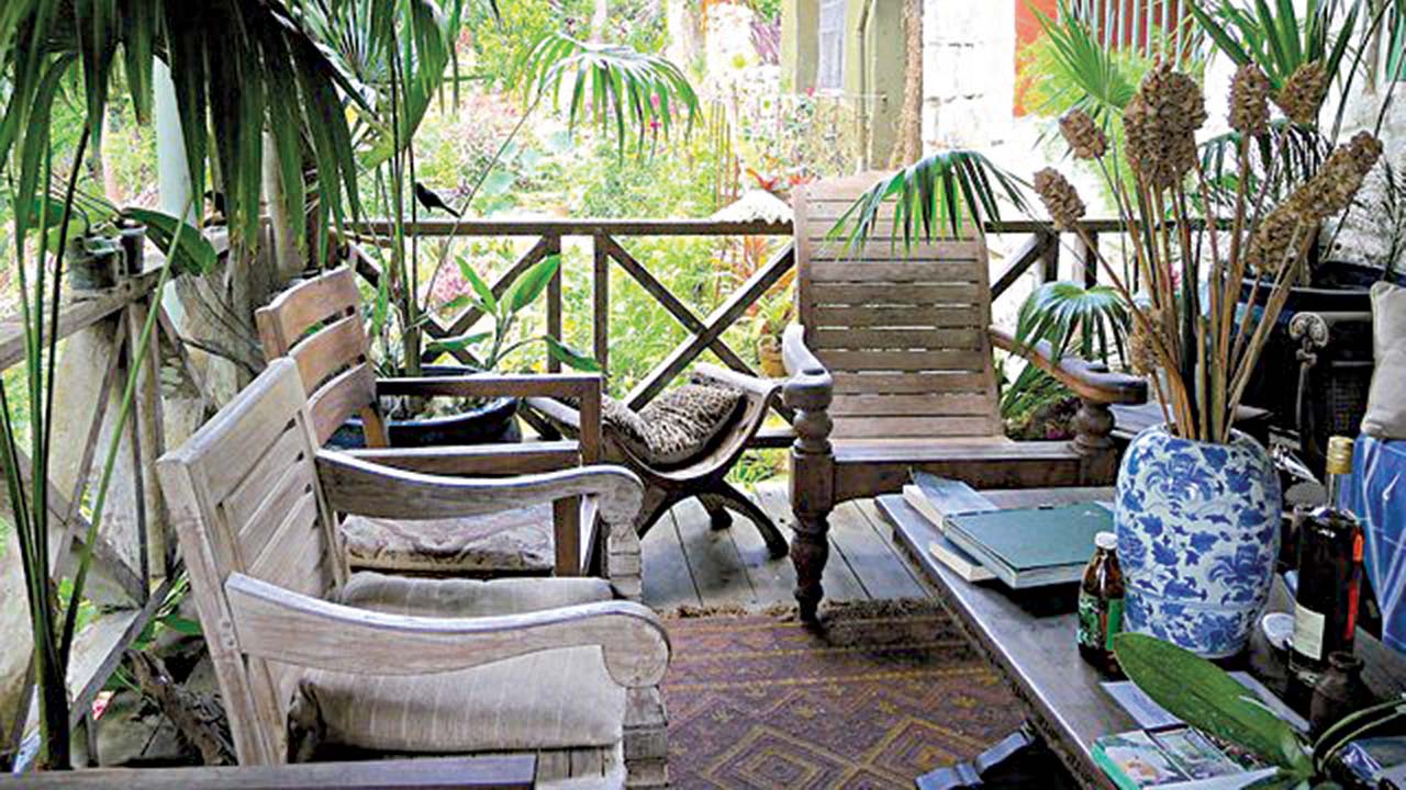 Pix1.–lush-tropical-flower-garden-veranda.
