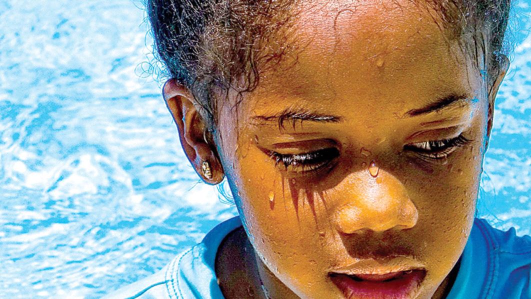 child-swimming+