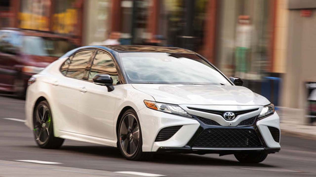 2018-Toyota-Camry-XSE-front-three-quarter-in-motion-03-e1497985584514