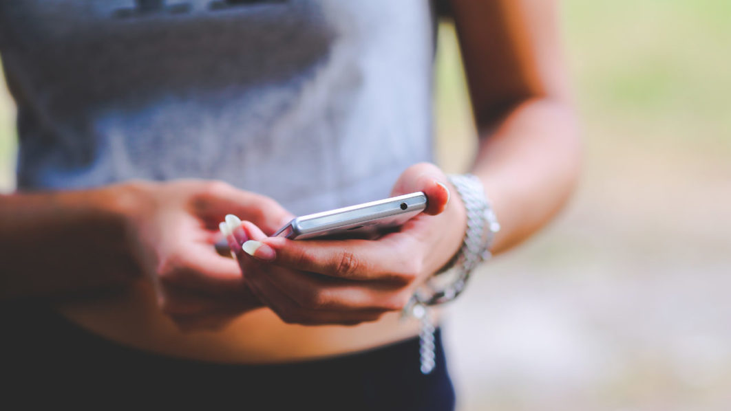 smartphone-friends-internet-connection