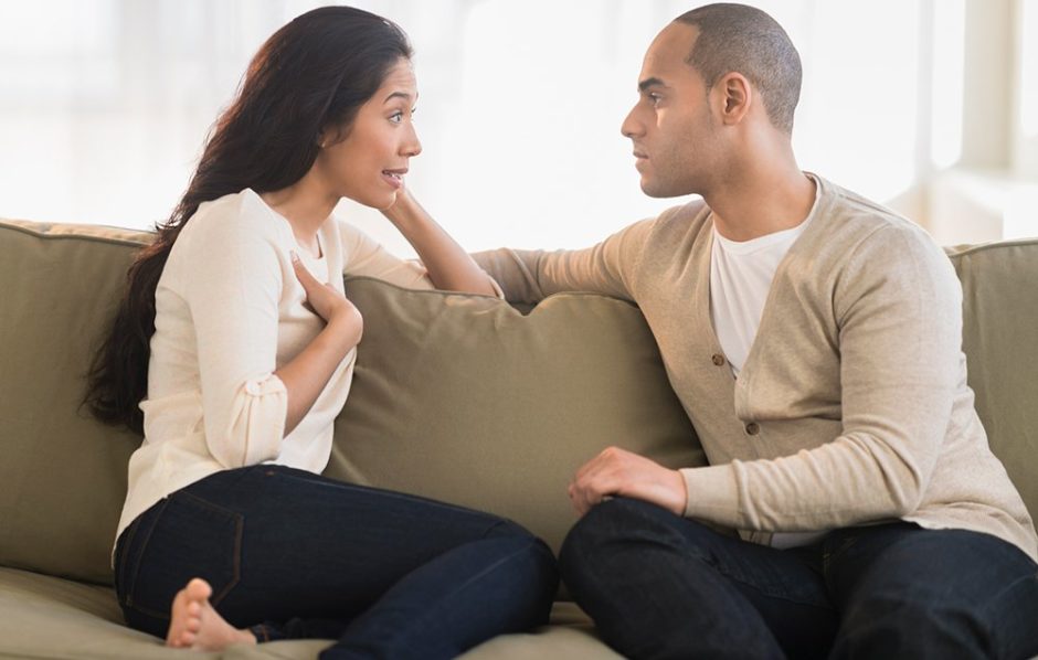 couple-talking-sofa. Photo rodalewellness