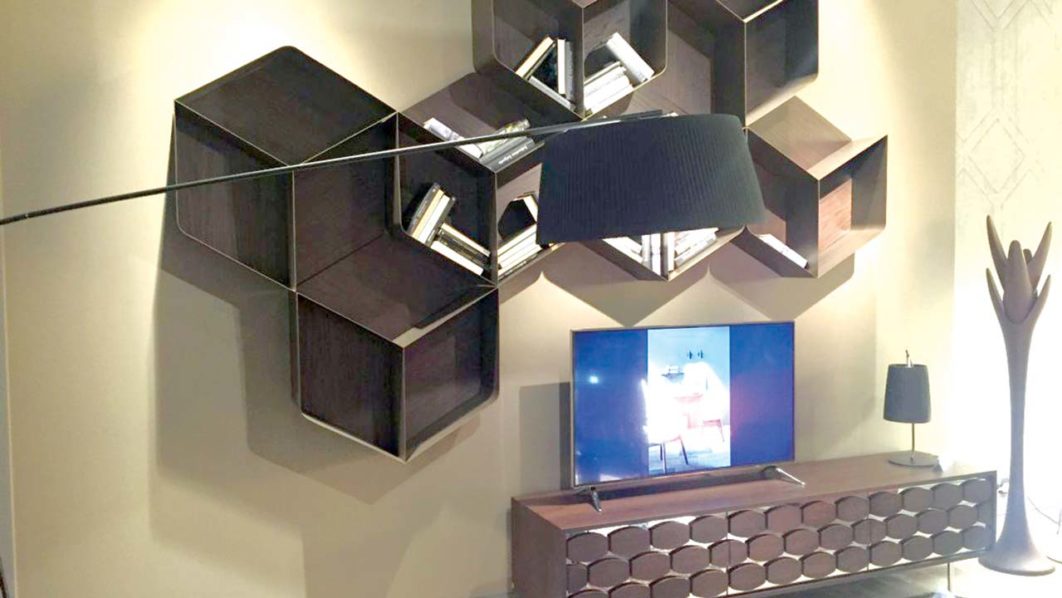 hexagonal-design-on-wall-above-the-tv