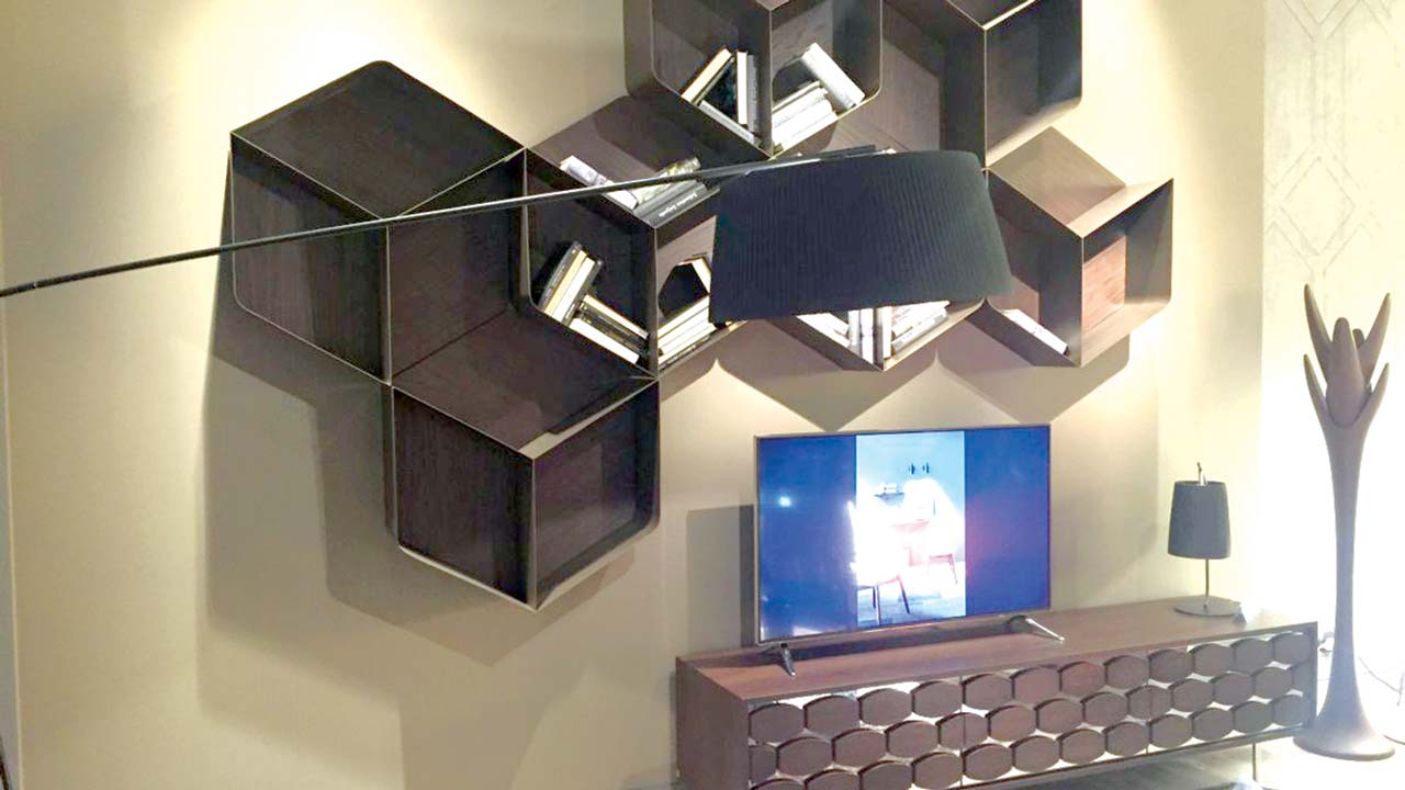 hexagonal-design-on-wall-above-the-tv