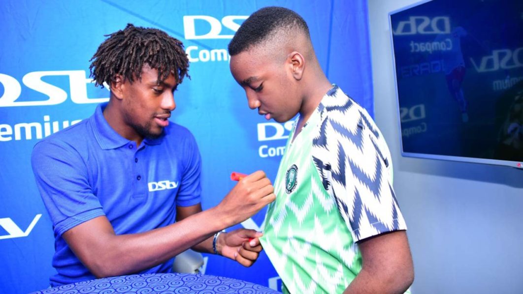Alex-Iwobi-and-fan-1