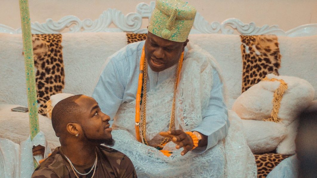 Davido with the Ooni. Photo Twitter iam_Davido