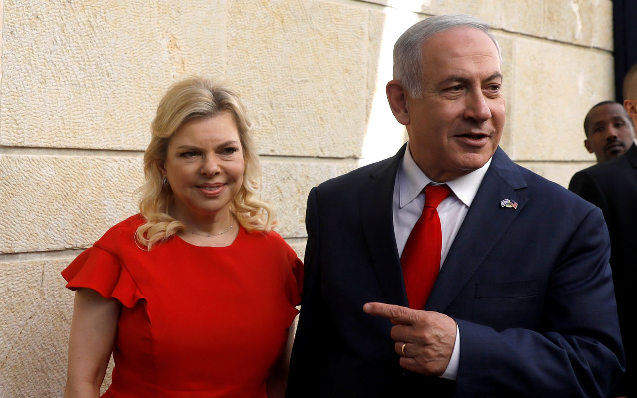Israeli Prime Minister Benjamin Netanyahu and his wife Sara Netanyahu stand next to the dedication plaque of the U.S. embassy in Jerusalem, after the dedication ceremony of the new U.S. embassy in Jerusalem