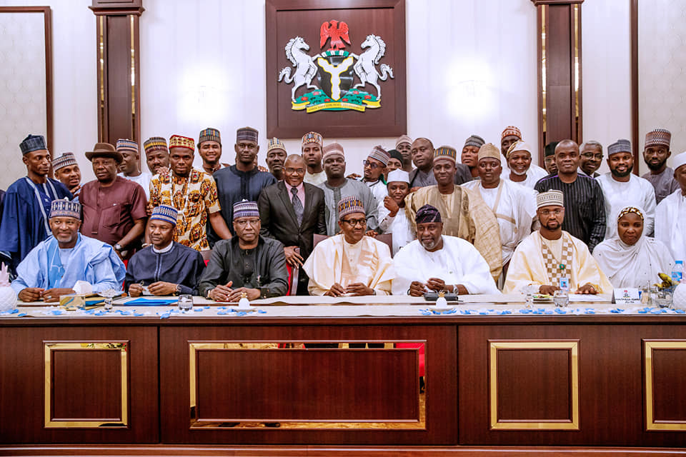 Buhari with APC aspirants in Abuja